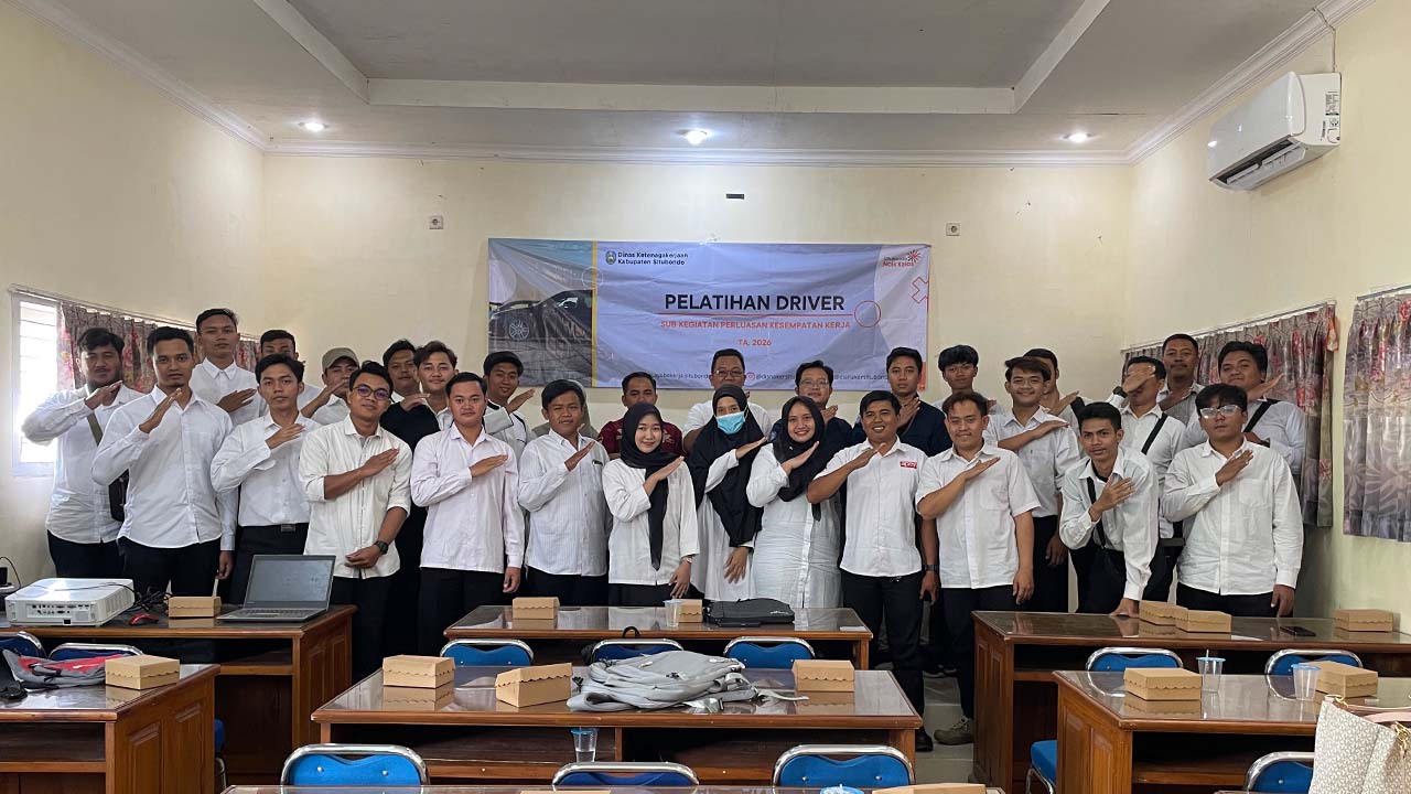 Peserta dan penyelenggara Pelatihan Dasar Pengemudi Truck Thermo berfoto bersama